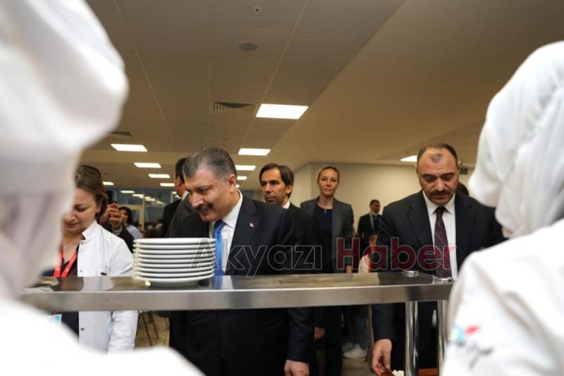 Bakan Koca, SEAH'ta iftar yaptı, hastaları ziyaret etti