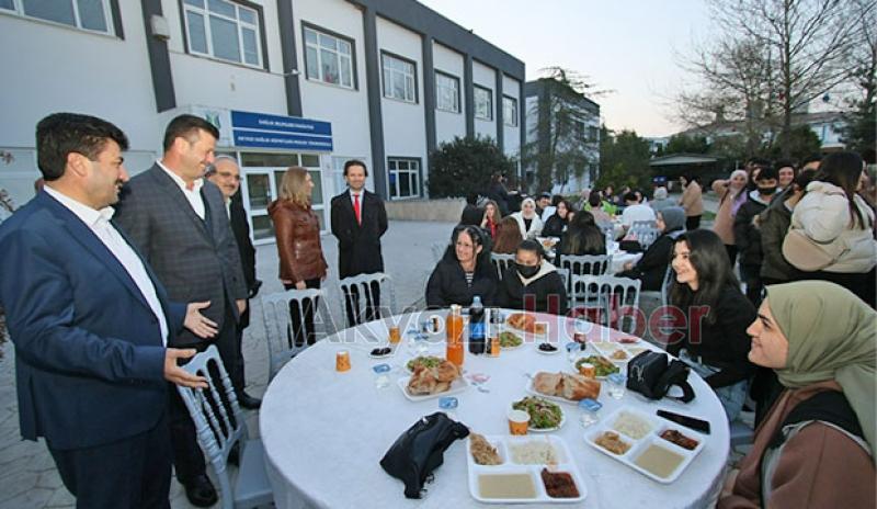 Başkan Soykan üniversite öğrencileri ile iftarda buluştu