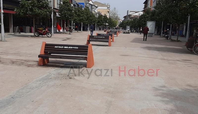  Akyazı'da sökülen banklar yerine getirildi