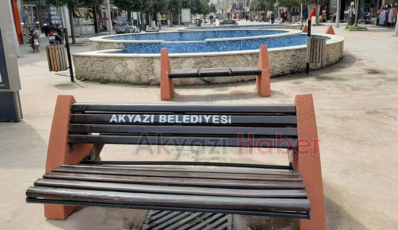  Akyazı'da sökülen banklar yerine getirildi