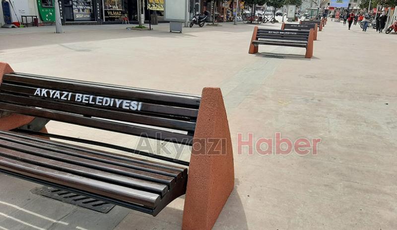  Akyazı'da sökülen banklar yerine getirildi