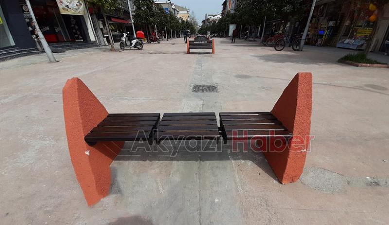  Akyazı'da sökülen banklar yerine getirildi