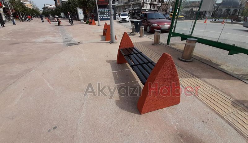  Akyazı'da sökülen banklar yerine getirildi