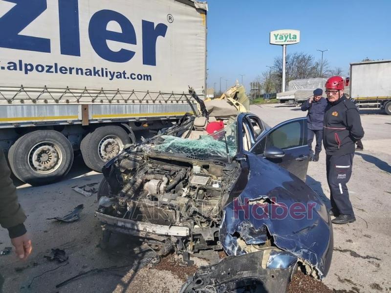 Tıra ok gibi saplanan otomobilden sağ kurtuldular