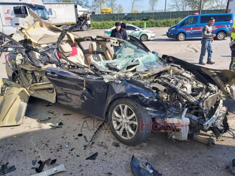 Tıra ok gibi saplanan otomobilden sağ kurtuldular