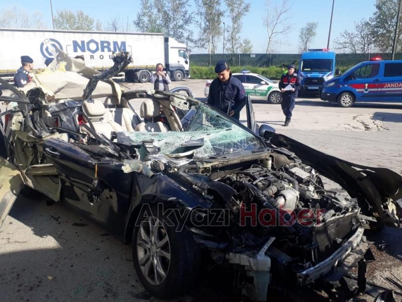 Tıra ok gibi saplanan otomobilden sağ kurtuldular