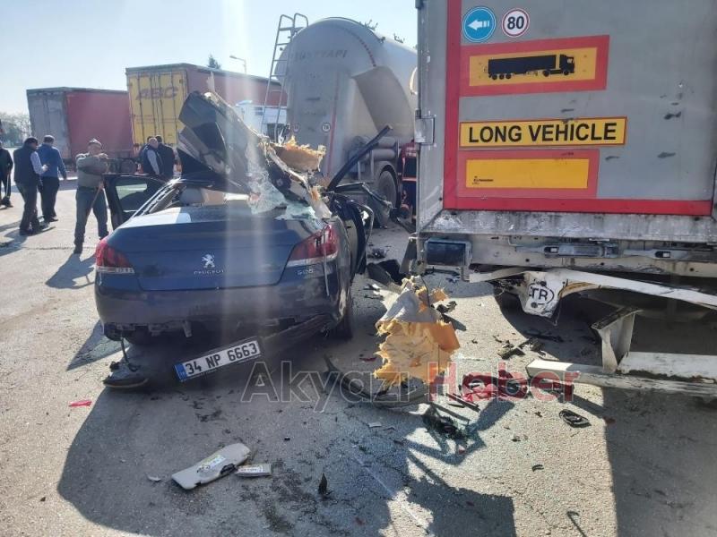 Tıra ok gibi saplanan otomobilden sağ kurtuldular