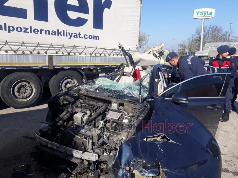 Tıra ok gibi saplanan otomobilden sağ kurtuldular