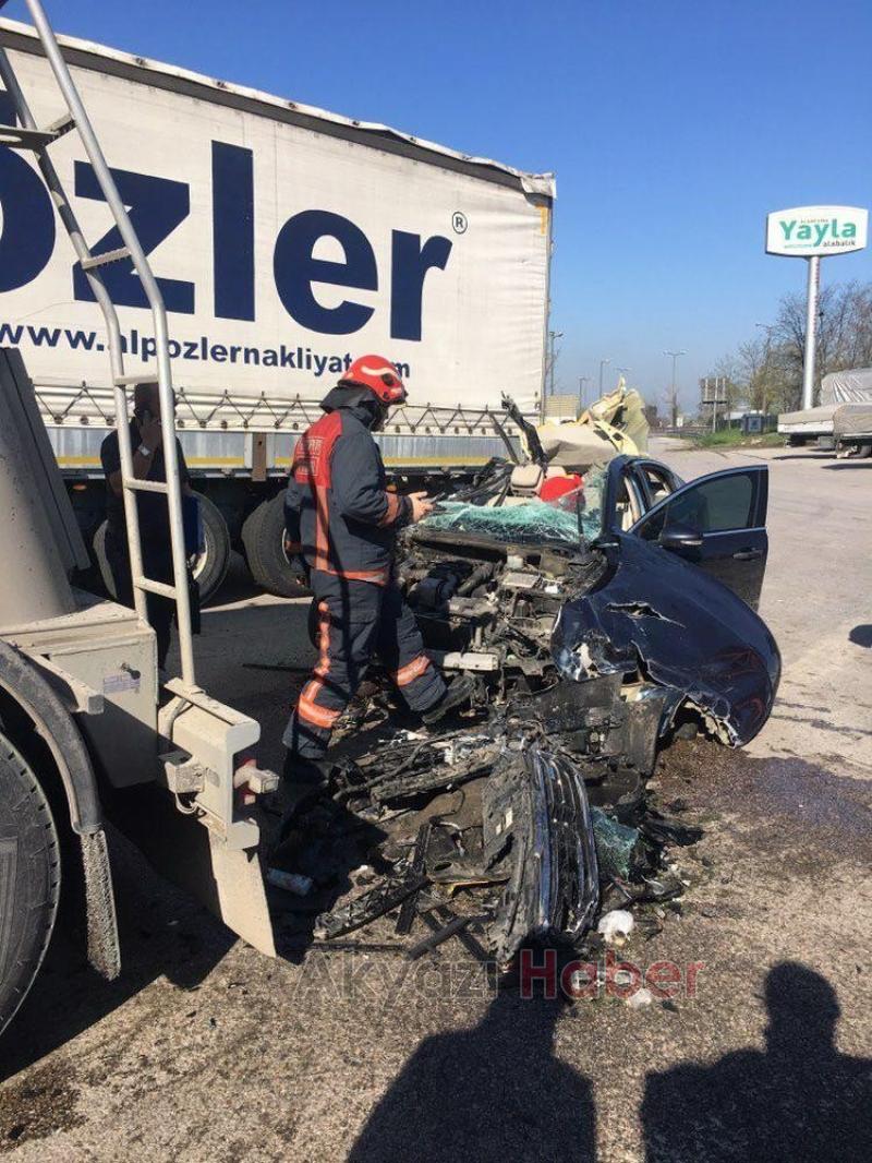 Tıra ok gibi saplanan otomobilden sağ kurtuldular