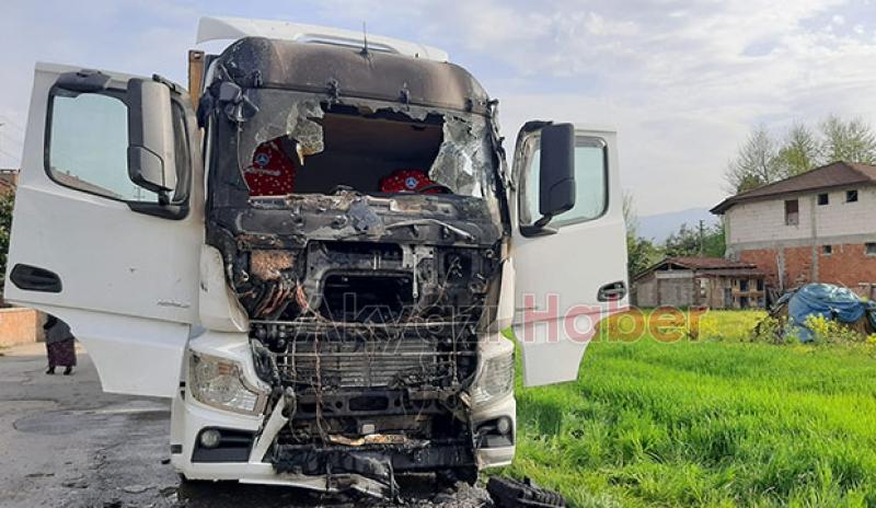 Akyazı'da tır yandı