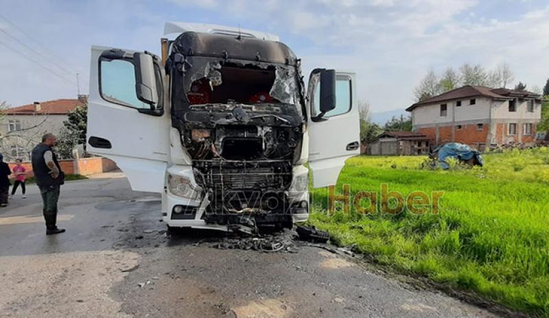 Akyazı'da tır yandı