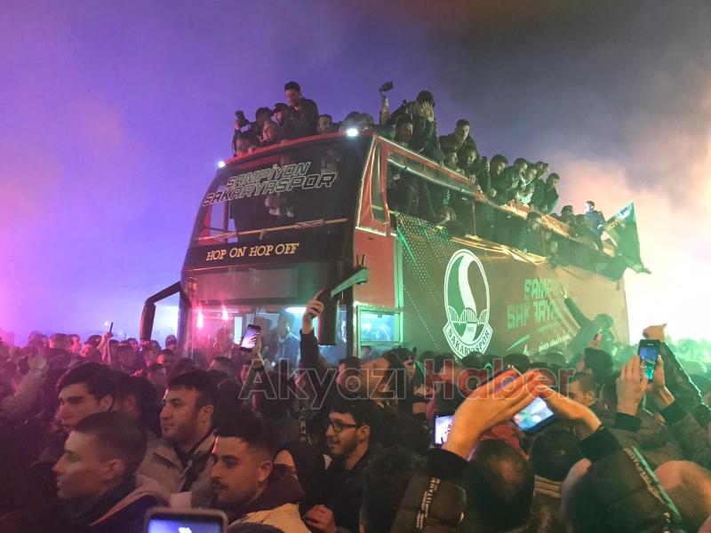 Sakaryaspor şampiyonluk turu attı