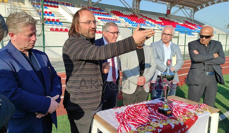 Akyazı Akınspor U-18 Futbol Takımı kupayı aldı