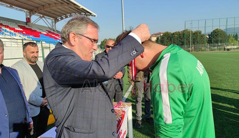 Akyazı Akınspor U-18 Futbol Takımı kupayı aldı