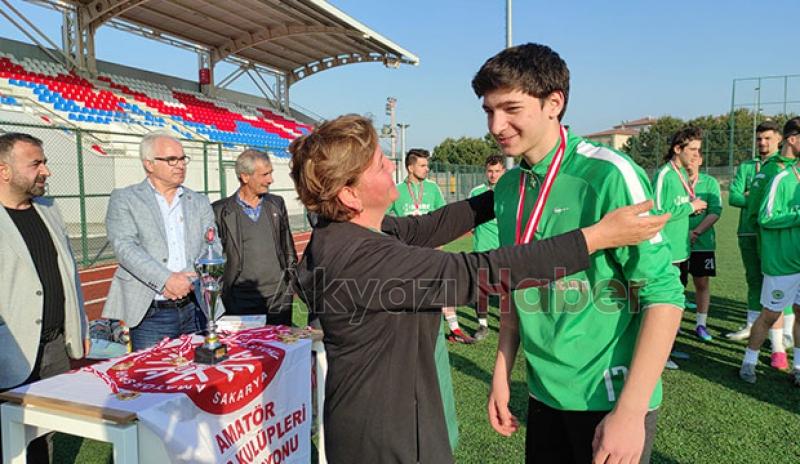 Akyazı Akınspor U-18 Futbol Takımı kupayı aldı