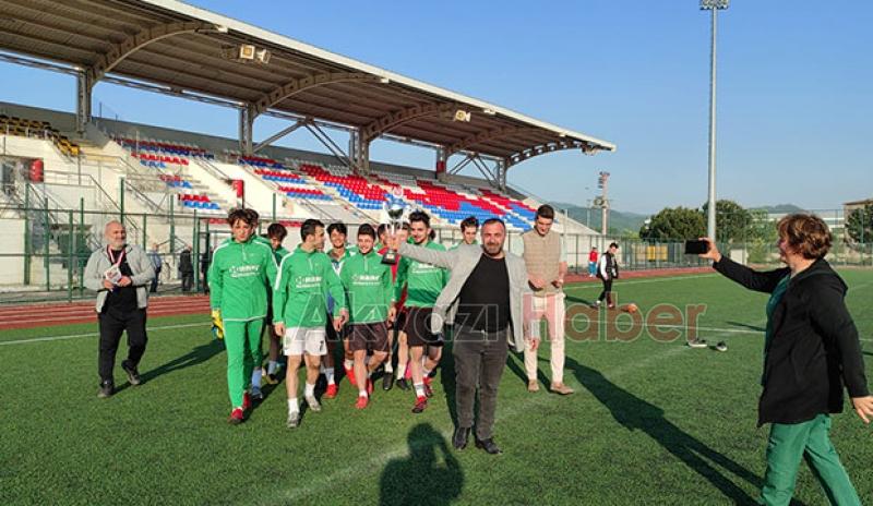 Akyazı Akınspor U-18 Futbol Takımı kupayı aldı