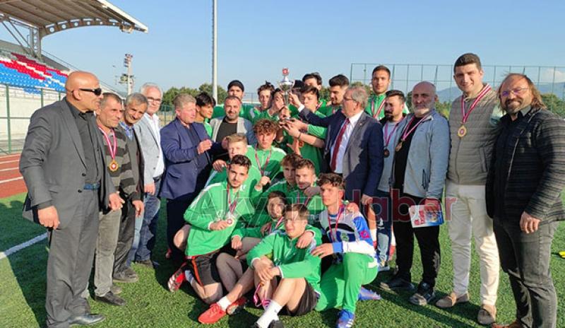 Akyazı Akınspor U-18 Futbol Takımı kupayı aldı