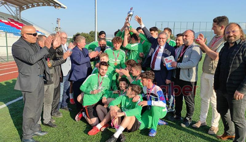 Akyazı Akınspor U-18 Futbol Takımı kupayı aldı