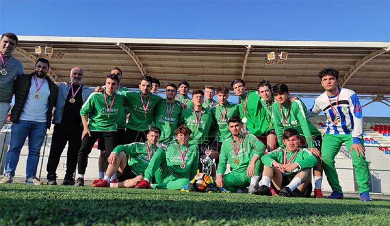 Akyazı Akınspor U-18 Futbol Takımı kupayı aldı