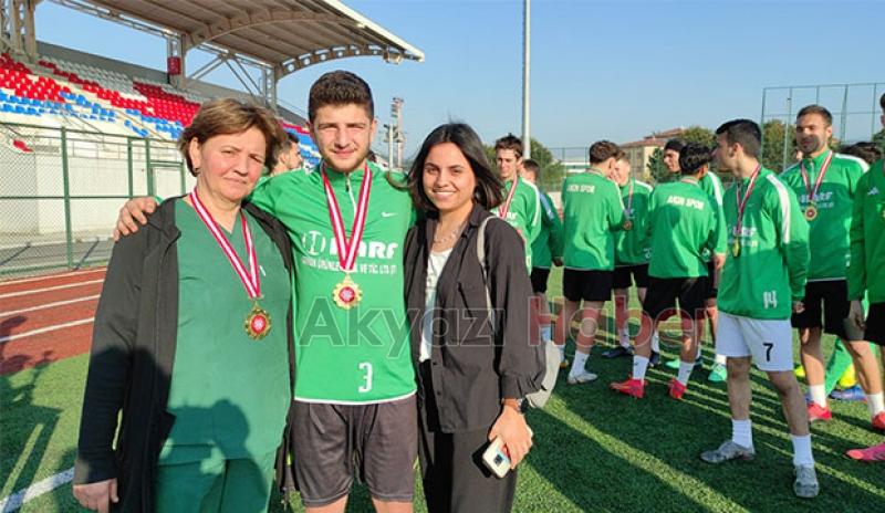 Akyazı Akınspor U-18 Futbol Takımı kupayı aldı
