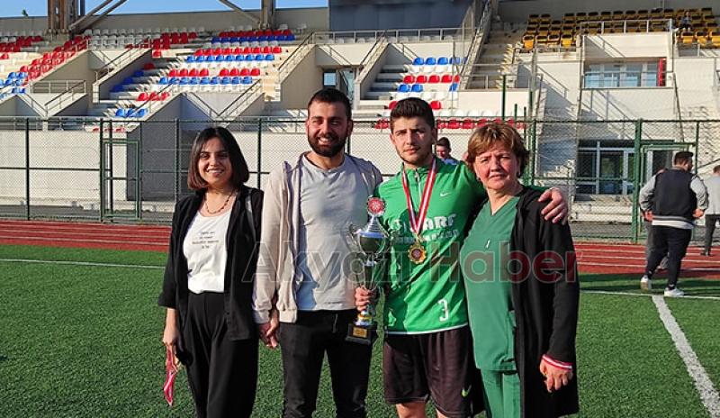 Akyazı Akınspor U-18 Futbol Takımı kupayı aldı