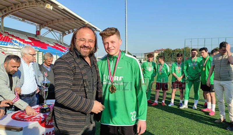 Akyazı Akınspor U-18 Futbol Takımı kupayı aldı