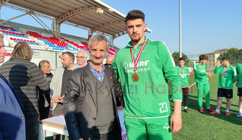 Akyazı Akınspor U-18 Futbol Takımı kupayı aldı