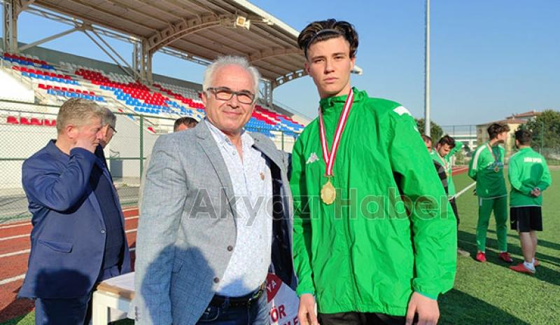 Akyazı Akınspor U-18 Futbol Takımı kupayı aldı