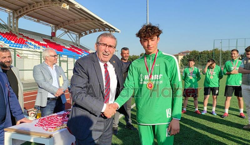 Akyazı Akınspor U-18 Futbol Takımı kupayı aldı