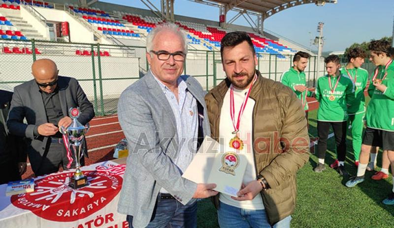 Akyazı Akınspor U-18 Futbol Takımı kupayı aldı
