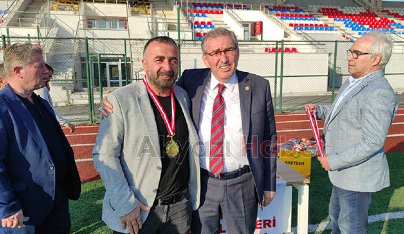 Akyazı Akınspor U-18 Futbol Takımı kupayı aldı