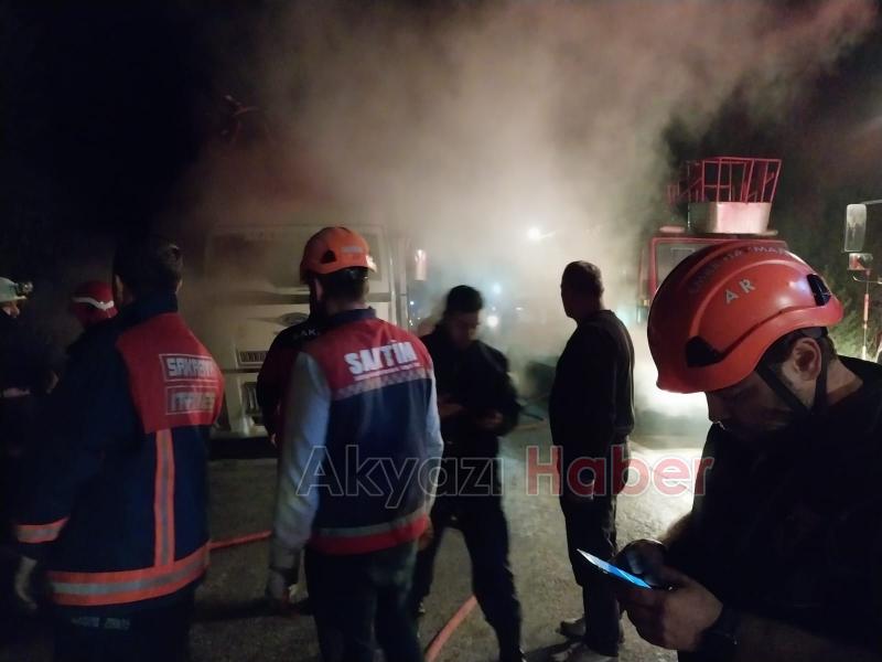 Akyazı'da tomruk yüklü kamyon alev aldı