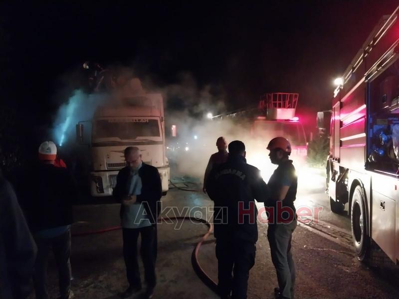 Akyazı'da tomruk yüklü kamyon alev aldı