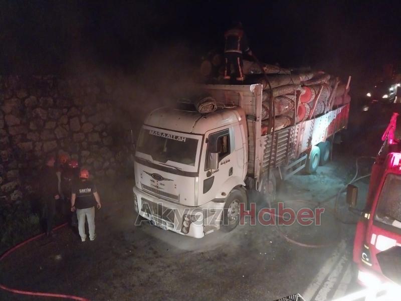 Akyazı'da tomruk yüklü kamyon alev aldı