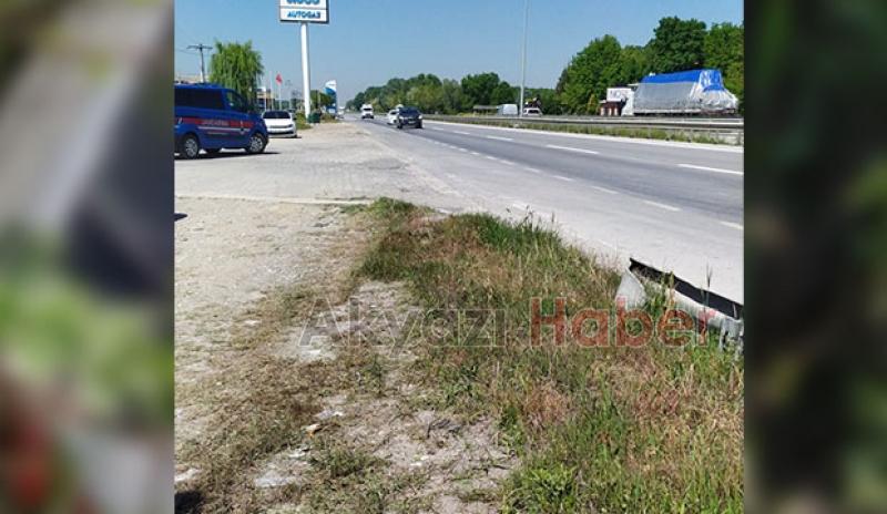 Akyazı'da otomobil şarampole uçtu