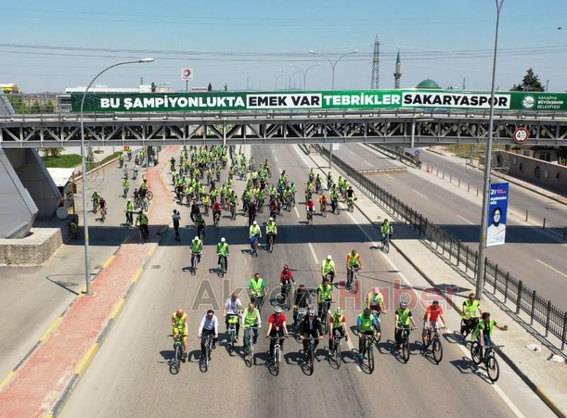Sakarya'da bini aşkın vatandaş pedal çevirdi