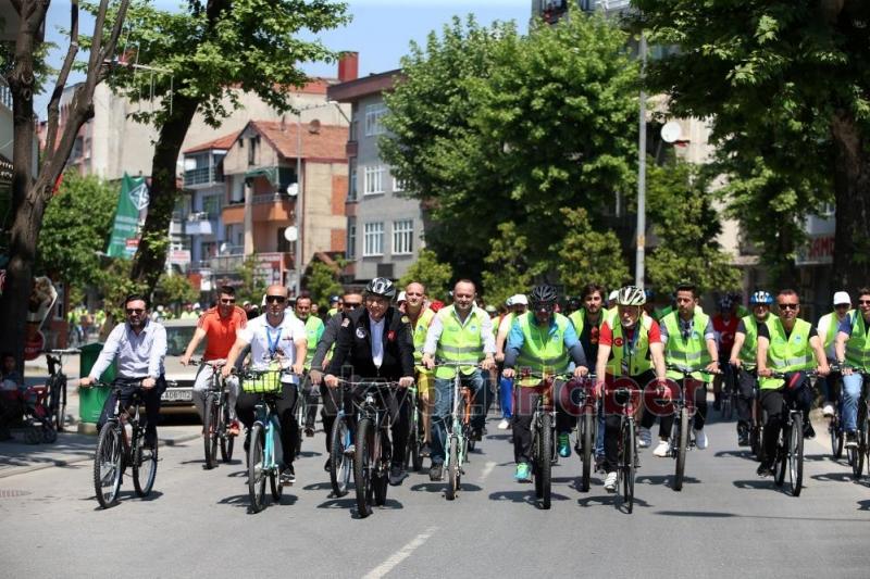 Sakarya'da bini aşkın vatandaş pedal çevirdi