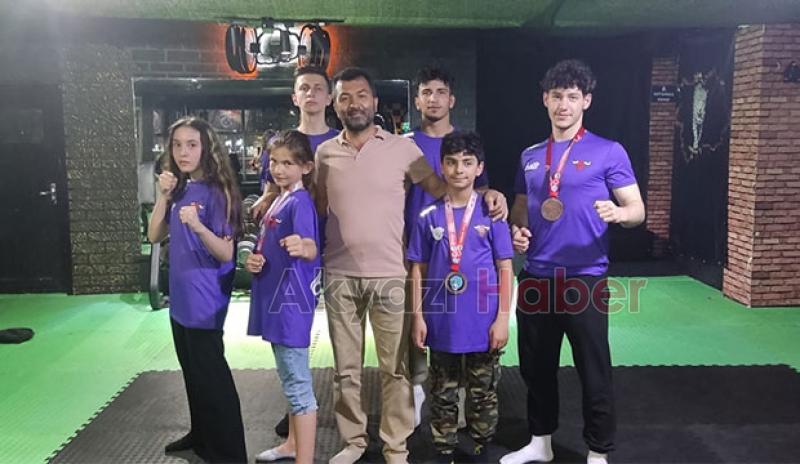 Akyazılı Kickboksçulardan 3 Dünya üçüncülüğü