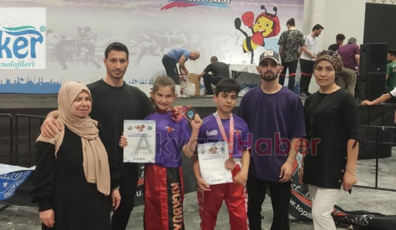 Akyazılı Kickboksçulardan 3 Dünya üçüncülüğü