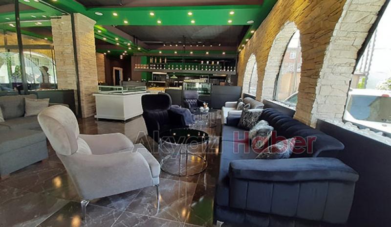 Akyazı’da modern cafelere bir yenisi daha eklendi 