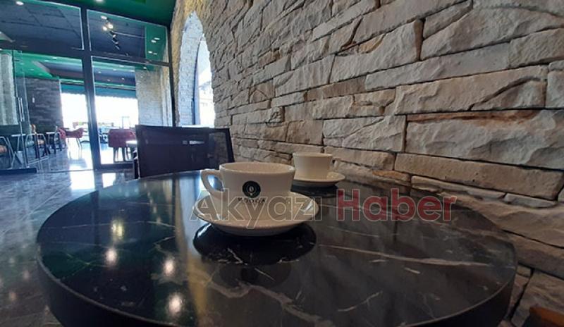 Akyazı’da modern cafelere bir yenisi daha eklendi 