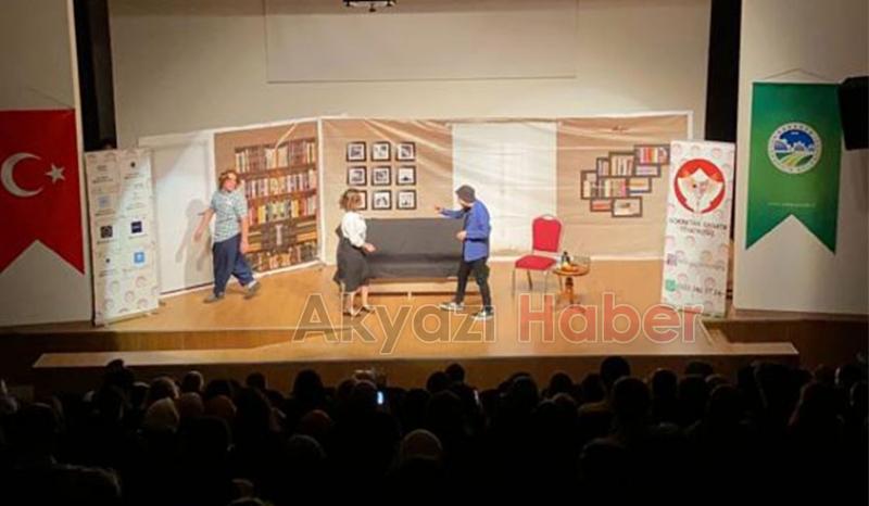 Seyirlik komedi oyunu ile seyircileriyle buluştu