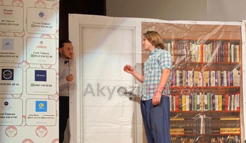 Seyirlik komedi oyunu ile seyircileriyle buluştu