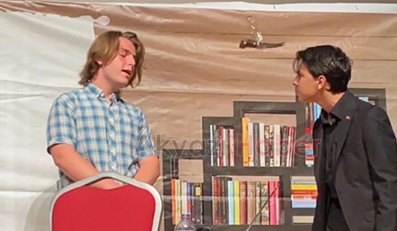 Seyirlik komedi oyunu ile seyircileriyle buluştu