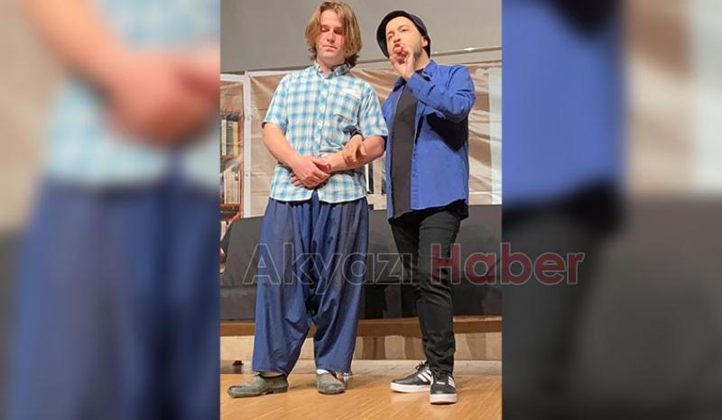 Seyirlik komedi oyunu ile seyircileriyle buluştu