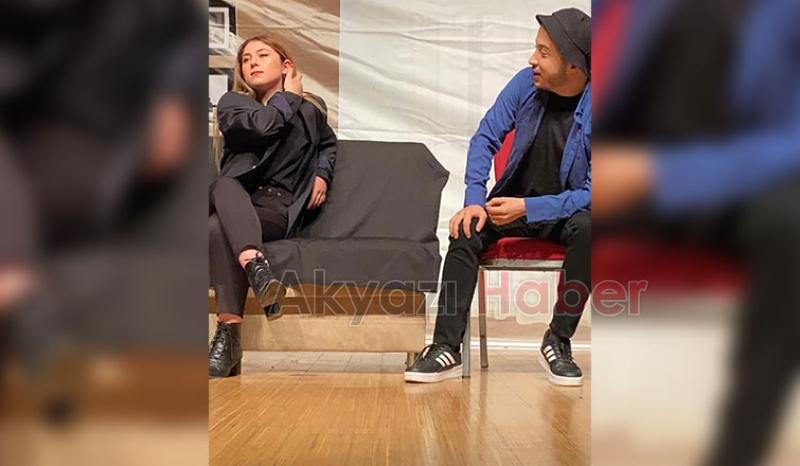 Seyirlik komedi oyunu ile seyircileriyle buluştu