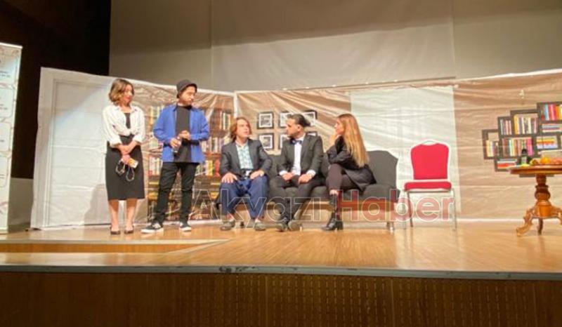 Seyirlik komedi oyunu ile seyircileriyle buluştu