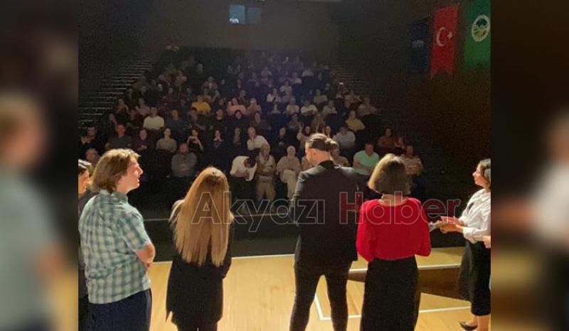 Seyirlik komedi oyunu ile seyircileriyle buluştu