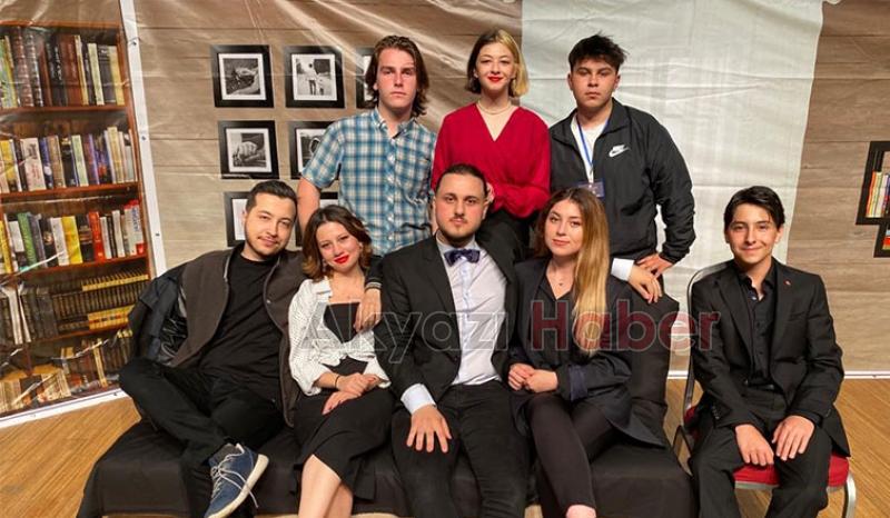 Seyirlik komedi oyunu ile seyircileriyle buluştu