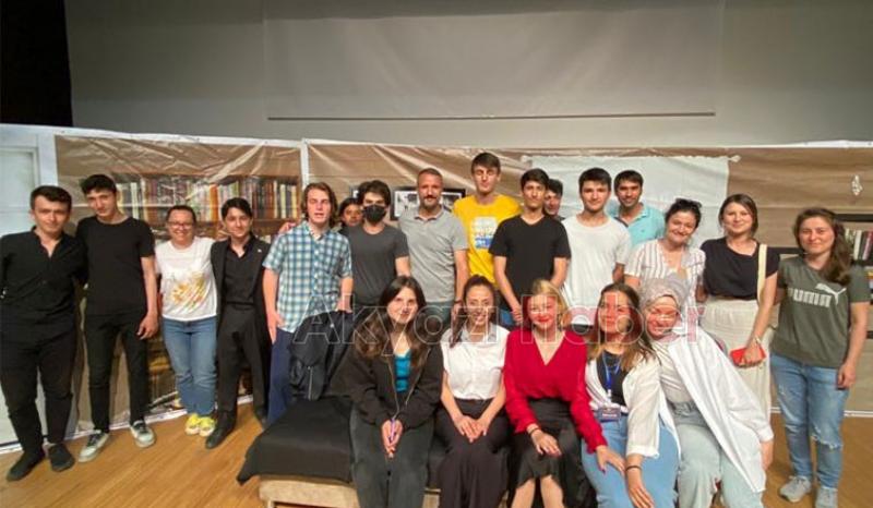 Seyirlik komedi oyunu ile seyircileriyle buluştu